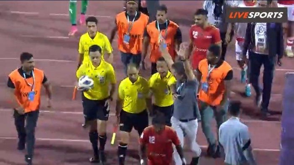 Rút thẻ đỏ nhạy cảm, trọng tài Việt Nam nhờ an ninh hộ tống ở cúp châu Á - 2