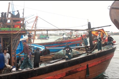 Tàu cá bị sóng đánh chìm khi đang được lai dắt, 2 ngư dân rơi xuống biển