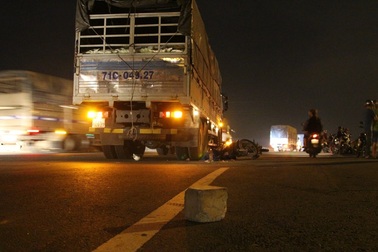 Người đi xe máy chết thảm vì cục bê tông nằm giữa đường