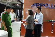 Ngang nhiên bắt tay nhau, mua bán vắc xin trái phép