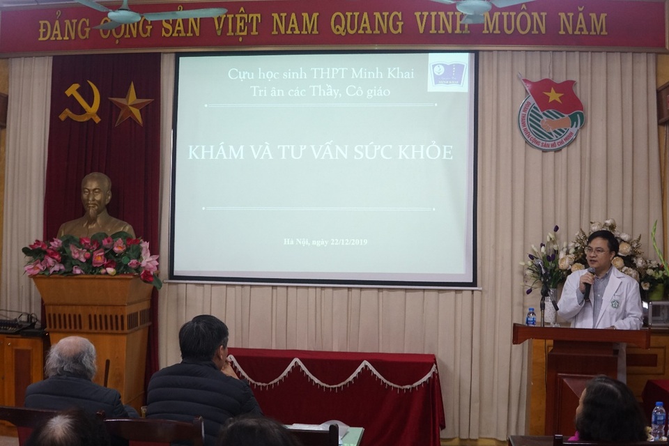 Cựu học sinh ngành y dược về trường cũ khám bệnh, tri ân thầy cô giáo - 3 Cựu học sinh ngành y dược về trường cũ khám bệnh, tri ân thầy cô giáo - 3