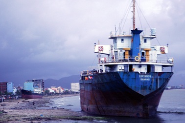 Bão đánh “bay” tàu nghìn tấn vào... đại lộ