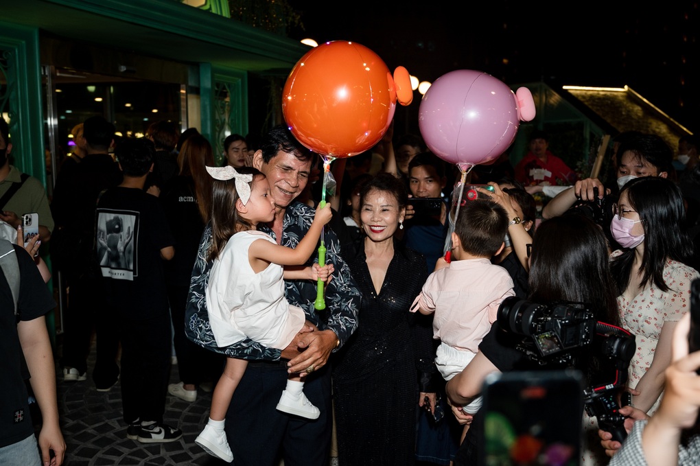 Cặp song sinh Lisa - Leon náo loạn sự kiện của Hồ Ngọc Hà - 1 Cặp song sinh Lisa - Leon náo loạn sự kiện của Hồ Ngọc Hà - 1