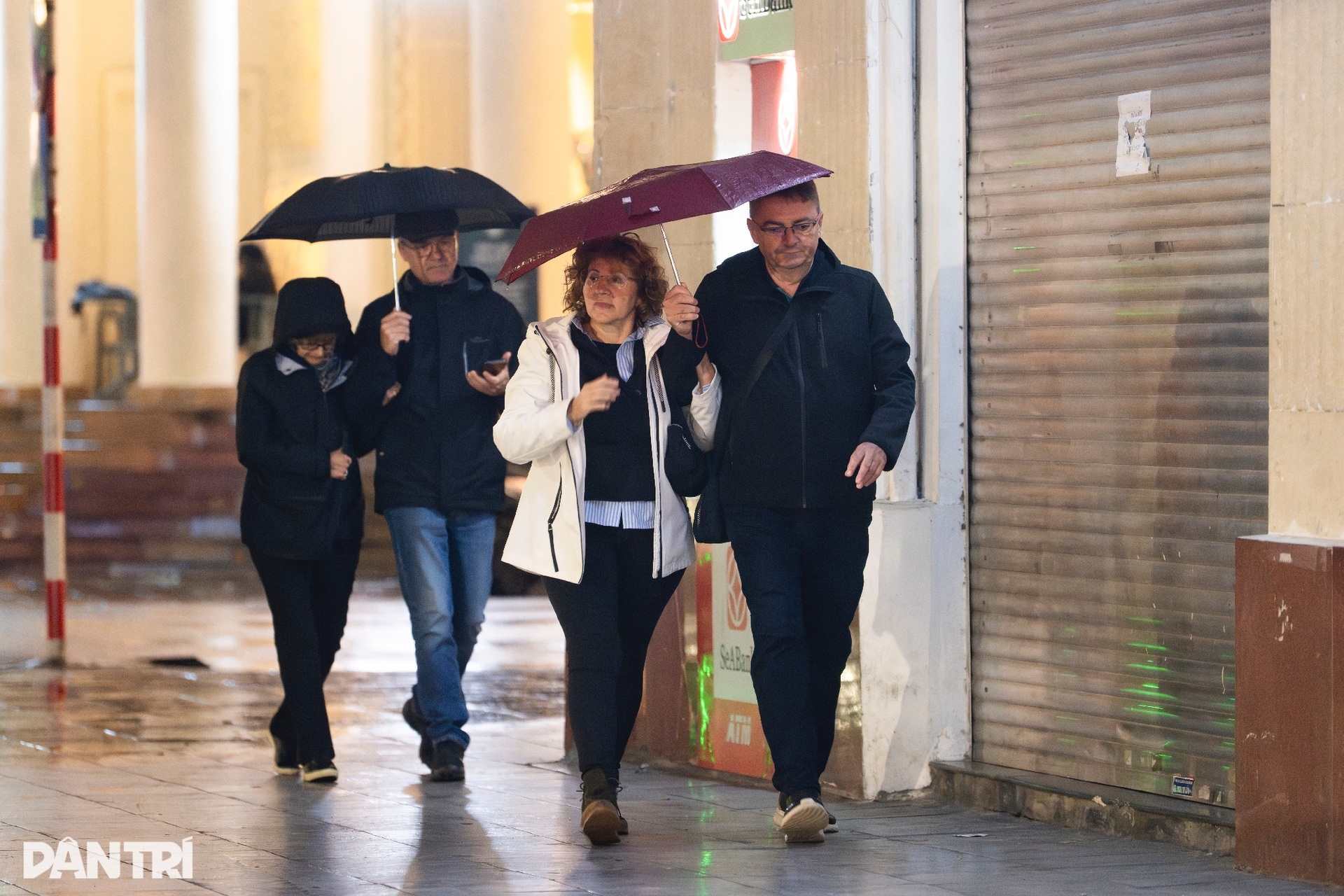 Hà Nội rét 13 độ C, khách du lịch nước ngoài đổ xô đi mua áo ấm - 4 Hà Nội rét 13 độ C, khách du lịch nước ngoài đổ xô đi mua áo ấm - 4