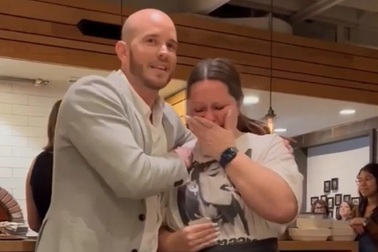 Nhân viên phục vụ bị sa thải sau khi thực khách típ 4.400 USD