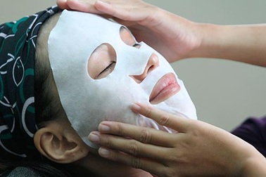 Khổ thân vì… đắp mặt nạ