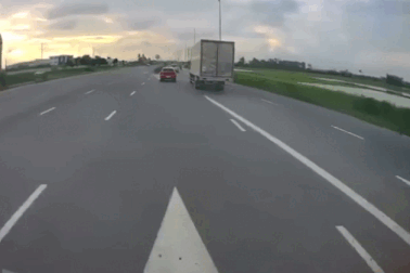 Ô tô tải tạt móp đầu xe bên cạnh để chuyển làn, gây va chạm rồi bỏ chạy