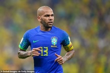 Dani Alves bị cảnh sát tạm giữ vì tấn công tình dục