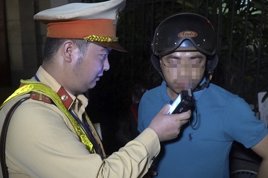 Giả câm, bỏ phương tiện để chống đối kiểm tra nồng độ cồn ở Hà Nội