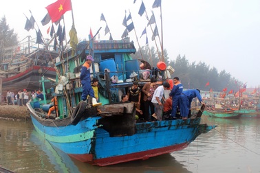 15 ngư dân trên tàu cá bị nạn đã về nhà an toàn