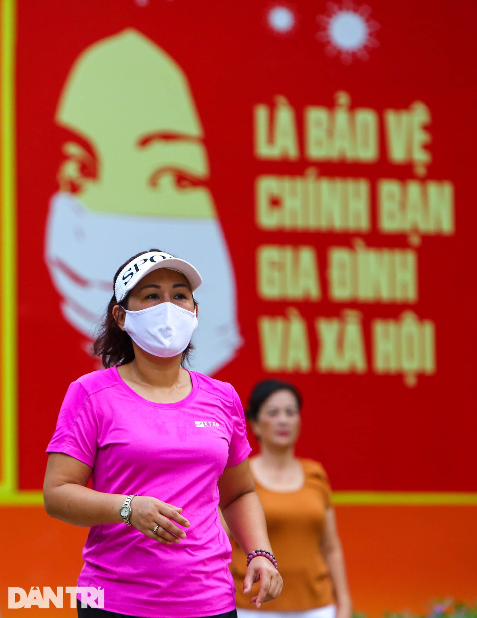 Người dân Hà Nội nườm nượp ra đường tập thể dục sau lệnh nới lỏng - 14 Người dân Hà Nội nườm nượp ra đường tập thể dục sau lệnh nới lỏng - 14