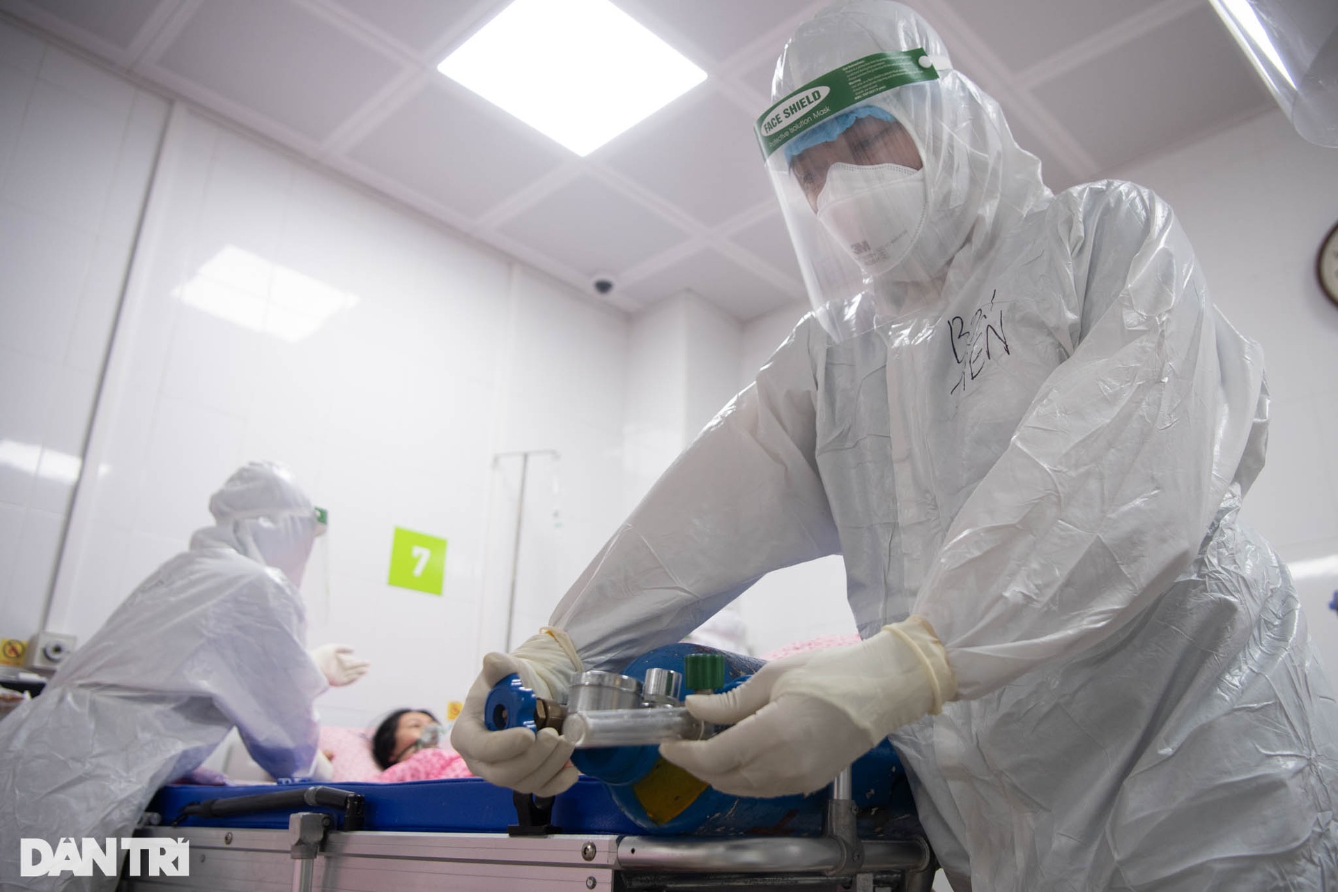 Khoảnh khắc sự sống nảy mầm giữa khu điều trị sản phụ F0 ở Hà Nội - 9 Khoảnh khắc sự sống nảy mầm giữa khu điều trị sản phụ F0 ở Hà Nội - 9
