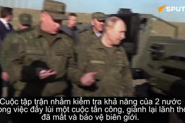 Tổng thống Vladimir Putin mặc quân phục, thị sát thao trường tập trận