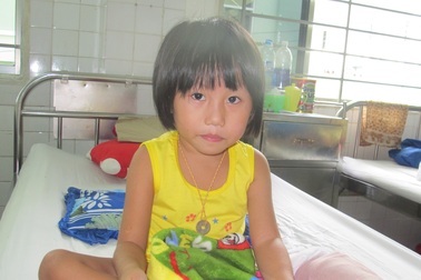 Bố mẹ mất vì tai nạn giao thông, bé gái 5 tuổi bơ vơ nằm viện