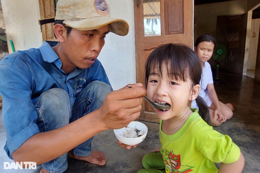 Bà nội mù lòa, cha bệnh nặng, mẹ tâm thần, 2 con thơ đói khát cùng cực