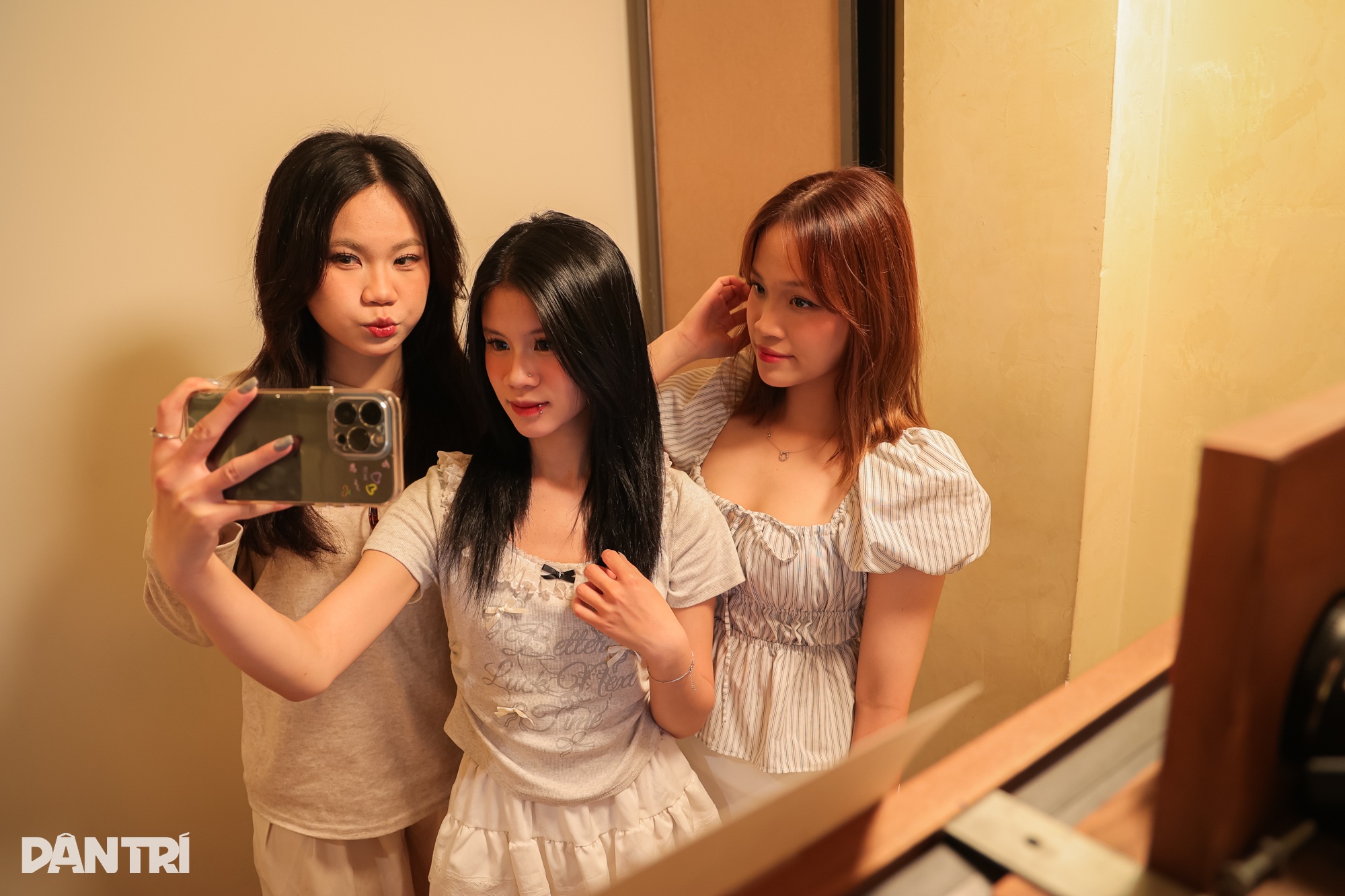 Trào lưu chụp ảnh lấy liền đậm chất Việt hút giới trẻ giữa lòng Hà Nội - 14 Trào lưu chụp ảnh lấy liền đậm chất Việt hút giới trẻ giữa lòng Hà Nội - 14