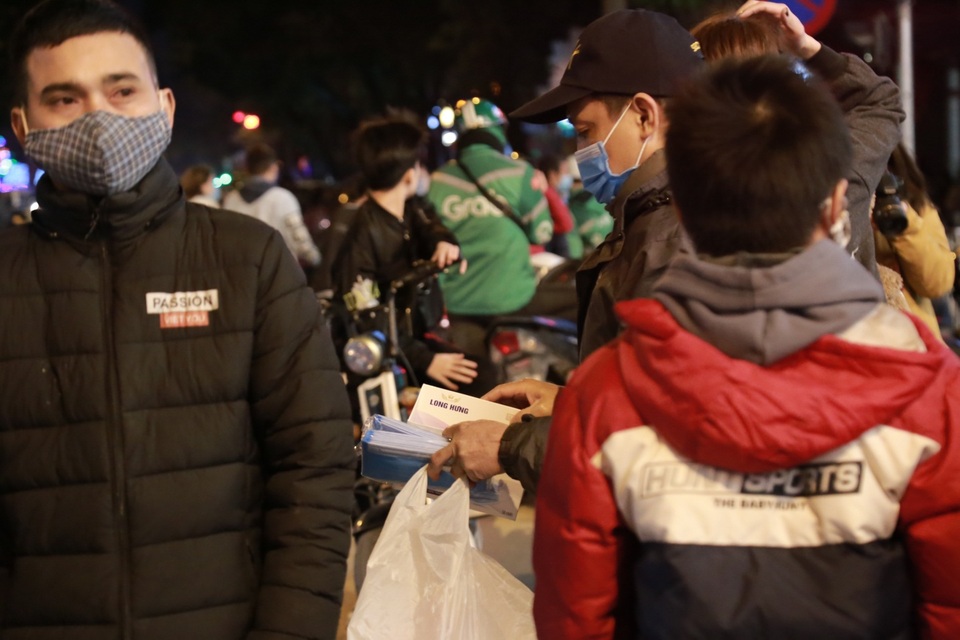Khẩu trang đắt hàng trên phố đi bộ đêm giao thừa - 8 Khẩu trang đắt hàng trên phố đi bộ đêm giao thừa - 8