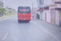 Nổi bật tuần qua: Xe khách suýt lật vì tài xế đánh lái gấp tránh xe chạy ẩu