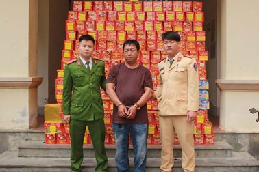 Đi Trung Quốc chở hàng, “tiện thể” buôn hơn 4 tạ pháo