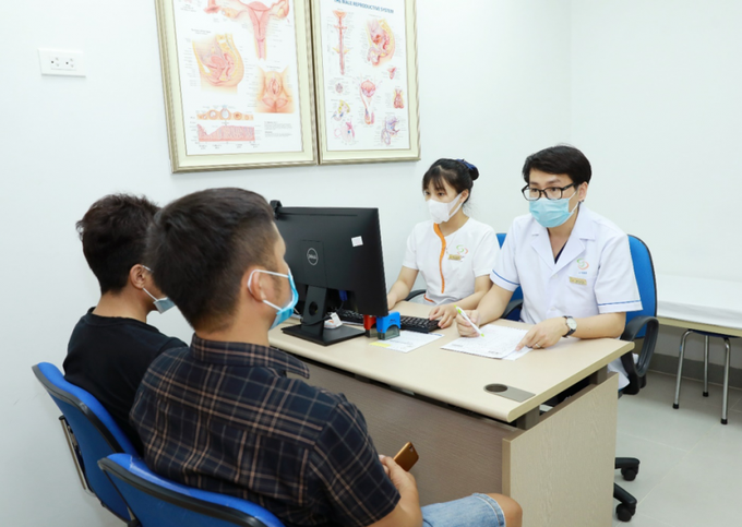 Ths. BS Đinh Hữu Việt tư vấn và thăm khám cho các nam giới trẻ.