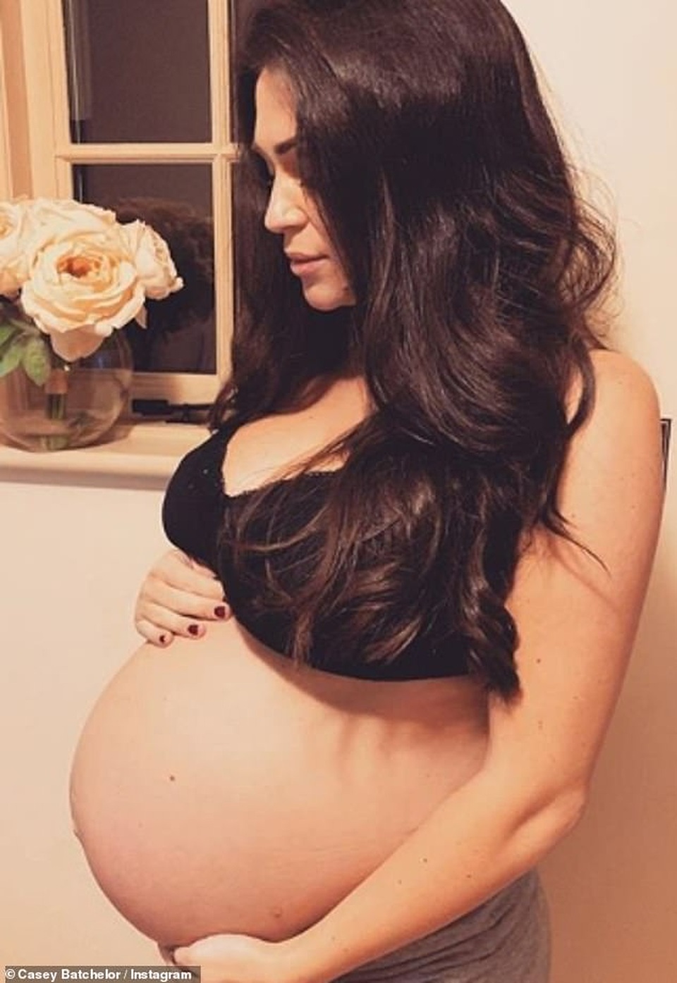 Bà bầu Casey Batchelor mặc áo tắm tập yoga - 7 Bà bầu Casey Batchelor mặc áo tắm tập yoga - 7