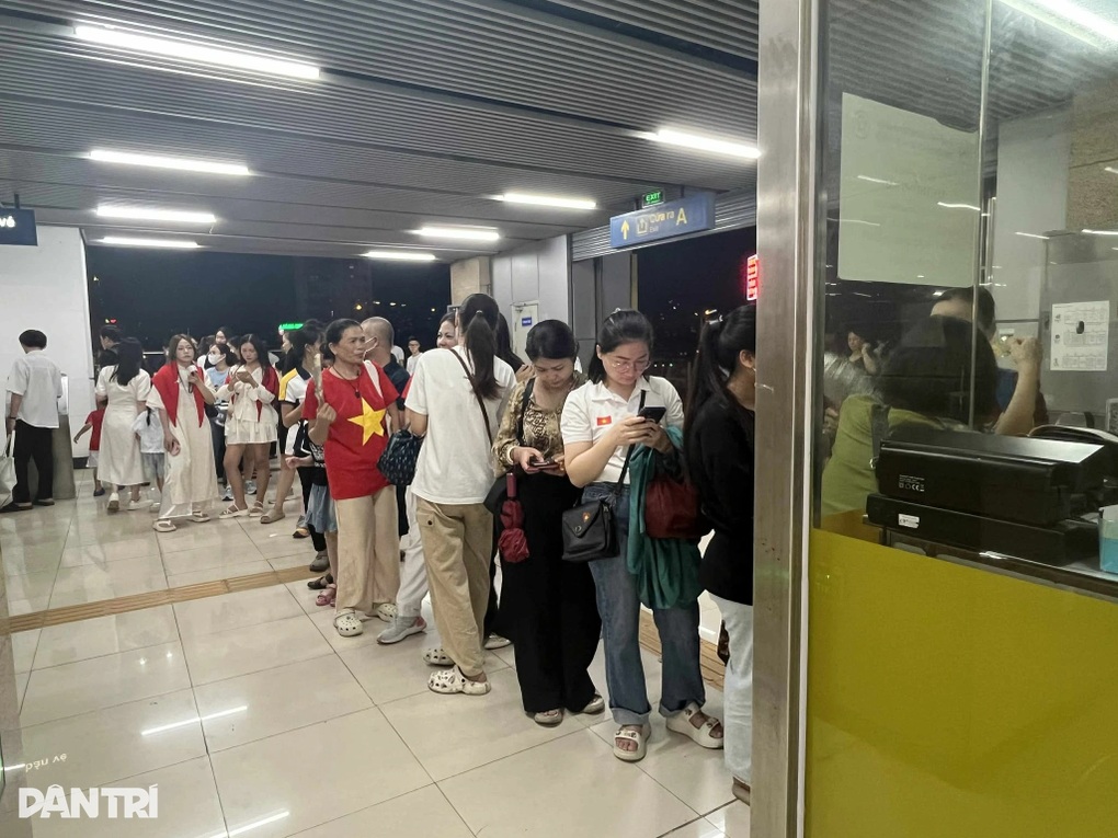 Người Hà Nội xếp hàng dài chờ đợi lên tàu điện đi xem diễu binh - 2 Người Hà Nội xếp hàng dài chờ đợi lên tàu điện đi xem diễu binh - 2