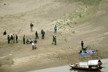 Xác nam thanh niên xăm trổ nổi trên sông Hồng