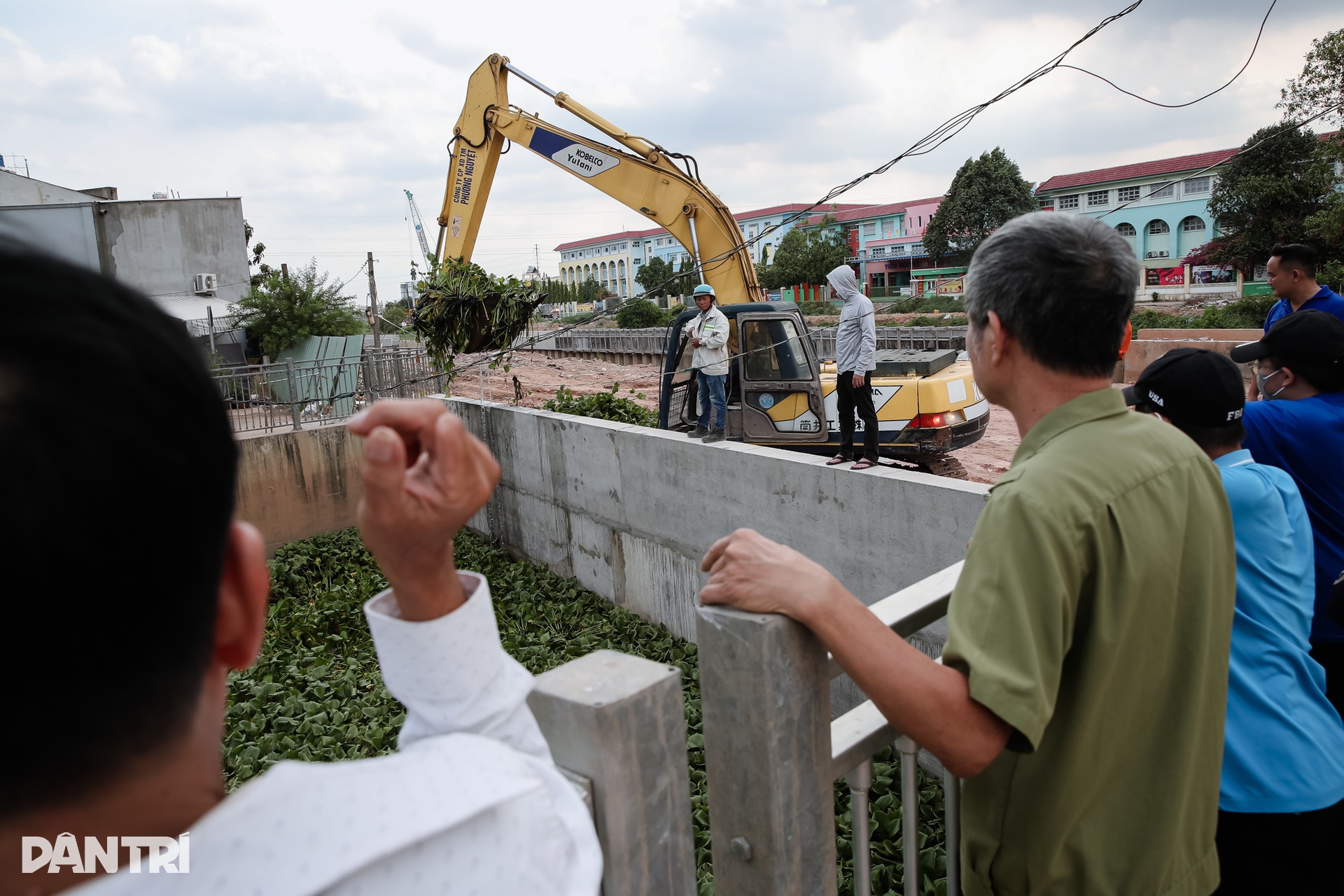 Người dân TPHCM than trời vì rác thải dày đặc ở Kênh Nước Đen - 10 Người dân TPHCM than trời vì rác thải dày đặc ở Kênh Nước Đen - 10