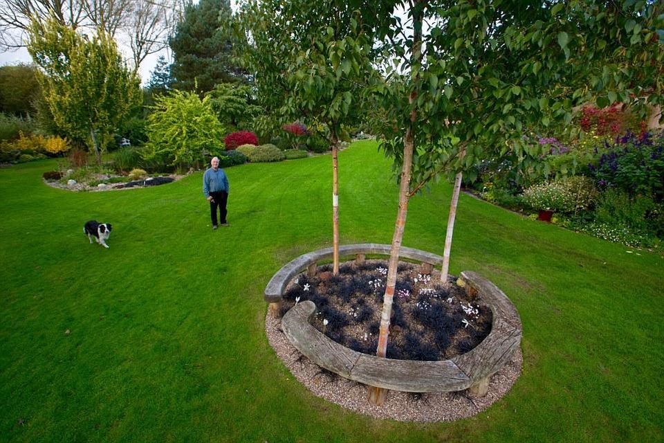 Người đàn ông dành 25 năm biến bãi đất hoang thành thiên đường hoa - 9