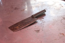 Nóng giận, vợ xách dao chém chồng rồi uống thuốc sâu tự tử