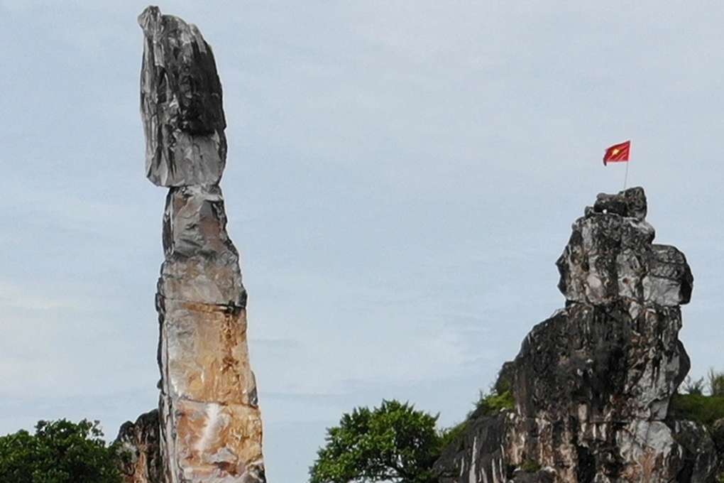 Hòn Vọng Phu nguy cơ đổ sập được lên phương án bảo tồn - 1 Hòn Vọng Phu nguy cơ đổ sập được lên phương án bảo tồn - 1