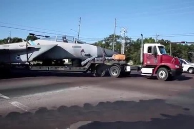 Máy bay chiến đấu Mỹ “kềnh càng” trên phố