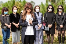 Ngọc Anh 3A về nước, nghẹn ngào hát trước mộ nhạc sĩ Phú Quang