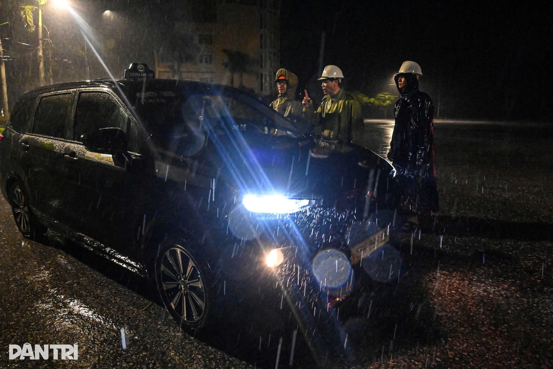 Hải Phòng mưa to gió lớn, loạt phương tiện ra biển Đồ Sơn phải quay đầu - 9 Hải Phòng mưa to gió lớn, loạt phương tiện ra biển Đồ Sơn phải quay đầu - 9