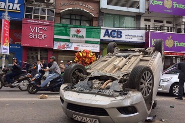 Hà Nội: Ô tô “chổng vó” trên làn đường xe buýt nhanh