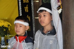 Mẹ tâm thần, 2 con thơ đầu chít khăn tang ngơ ngác trước bàn thờ bố