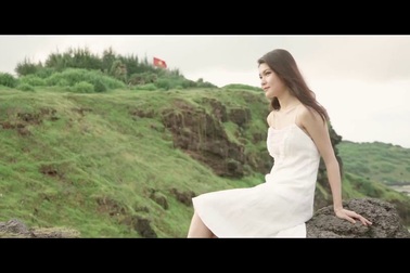 Á hậu Thuỳ Dung khoe vẻ đẹp mong manh ở đảo Phú Quý.