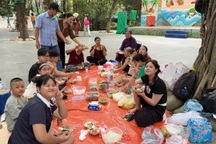 Gia đình 15 người ở TPHCM du lịch mang sườn kho, bò xào cùng cơm trắng