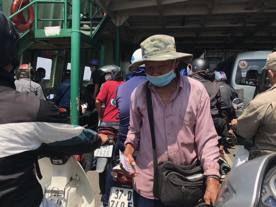 Người bán vé số cắt giảm chi tiêu, vay mượn tiền cho con đi học - 3 Người bán vé số cắt giảm chi tiêu, vay mượn tiền cho con đi học - 3