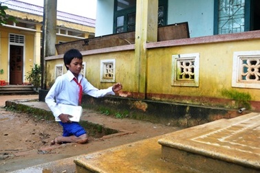 Khâm phục cậu học trò Vân Kiều đến trường bằng…đầu gối