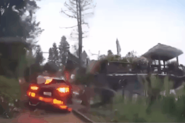 Đất đá sạt lở hất văng ô tô chở 3 người xuống vực sâu 5m