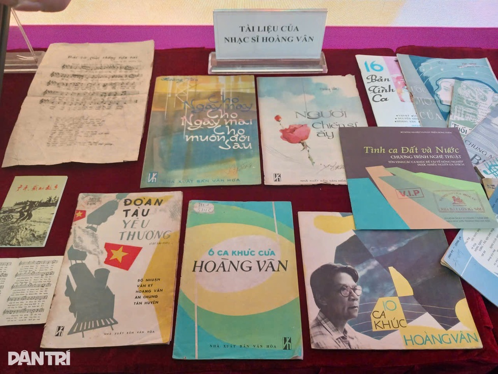 Amintiri și povești emoționante din spatele prețioaselor suveniruri și documente despre muzicianul Hoang Van - Partea a 2-a Hồi ức, chuyện xúc động sau những kỷ vật, tư liệu quý về nhạc sĩ Hoàng Vân - 2