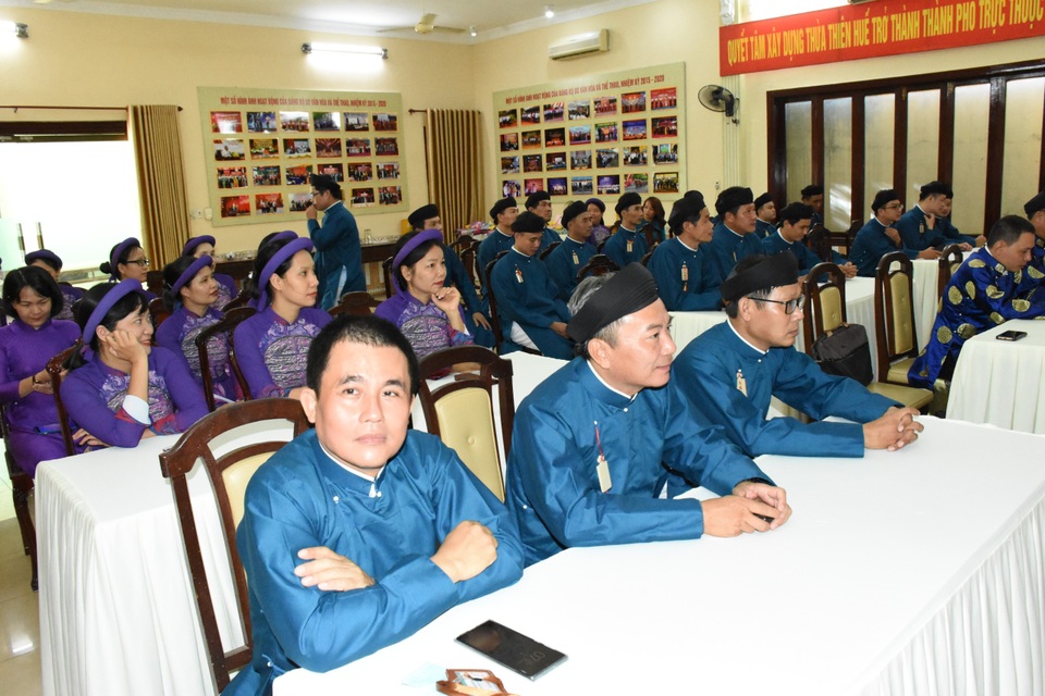 Thích thú hình ảnh cán bộ Sở vận áo dài khăn đóng xưa đi làm ngày đầu tuần - 6 Thích thú hình ảnh cán bộ Sở vận áo dài khăn đóng xưa đi làm ngày đầu tuần - 6
