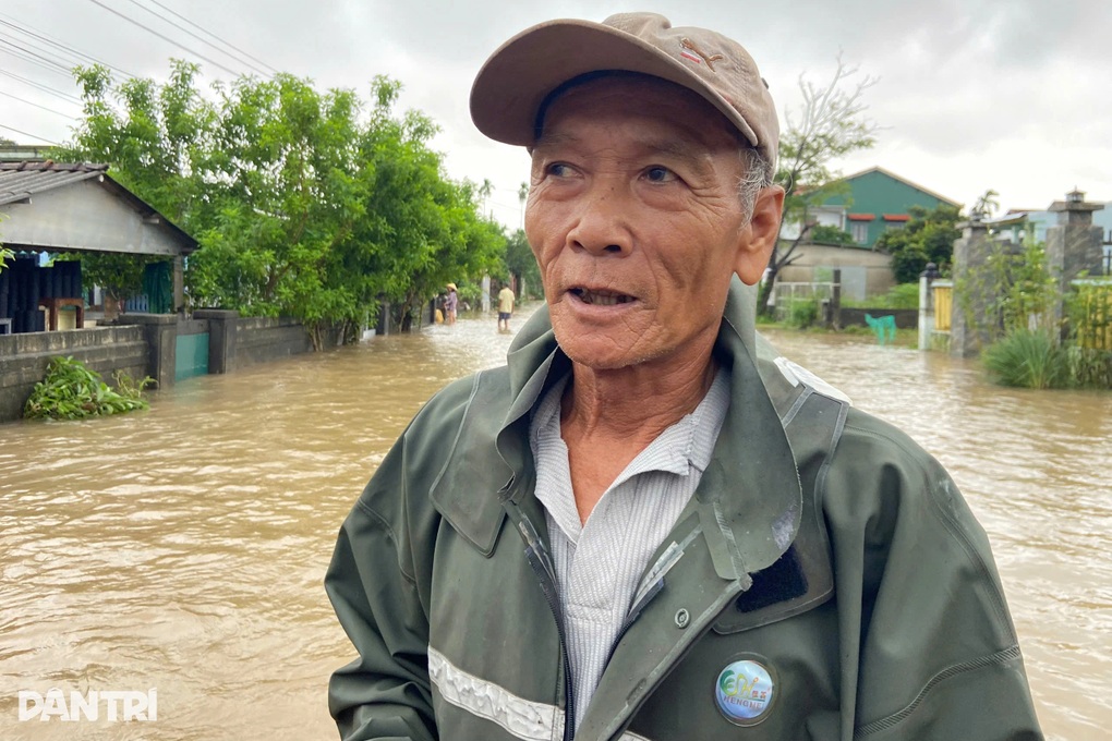 Nước dâng sát mái nhà, người dân chen chúc trên gác tránh lũ - 4 Nước dâng sát mái nhà, người dân chen chúc trên gác tránh lũ - 4