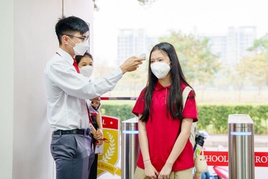 Ngày đầu học trở lại của Royal School: Niềm vui lấn át âu lo!