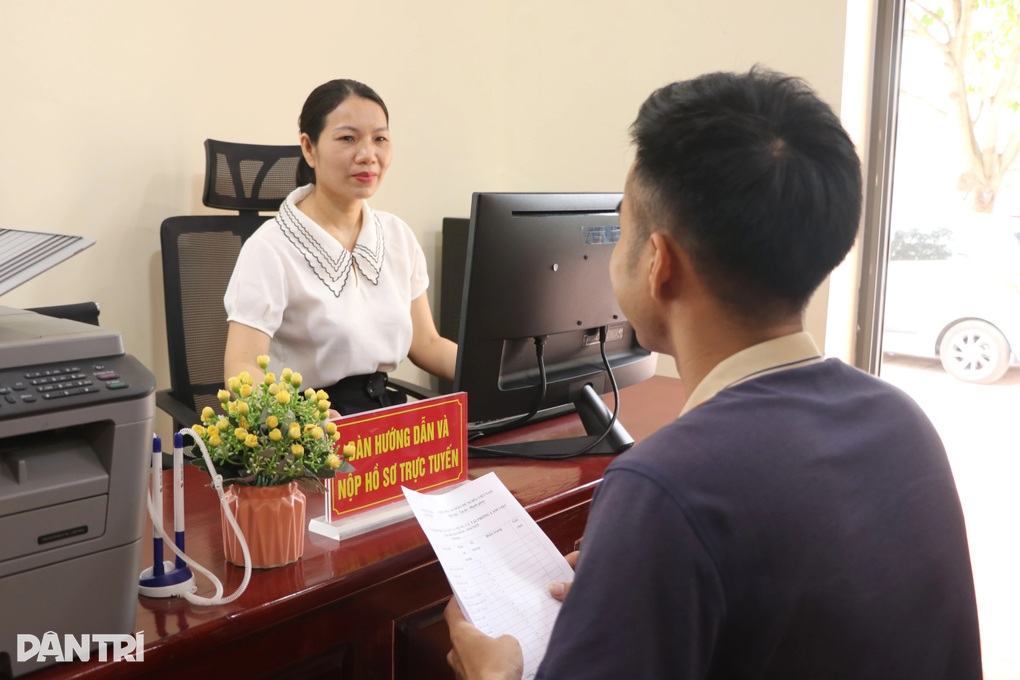Cặp đôi U90 đi đăng ký kết hôn trong ngày đầu vận hành chính quyền 2 cấp - 2 Cặp đôi U90 đi đăng ký kết hôn trong ngày đầu vận hành chính quyền 2 cấp - 2