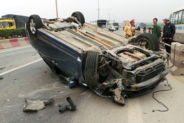 Xế hộp “phơi bụng”, tài xế thuê xe ôm rời khỏi hiện trường