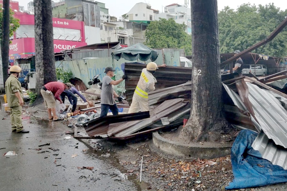Gió lốc cuốn mái tôn lớn bay lên không trung, đè người đi đường - 2 Gió lốc cuốn mái tôn lớn bay lên không trung, đè người đi đường - 2
