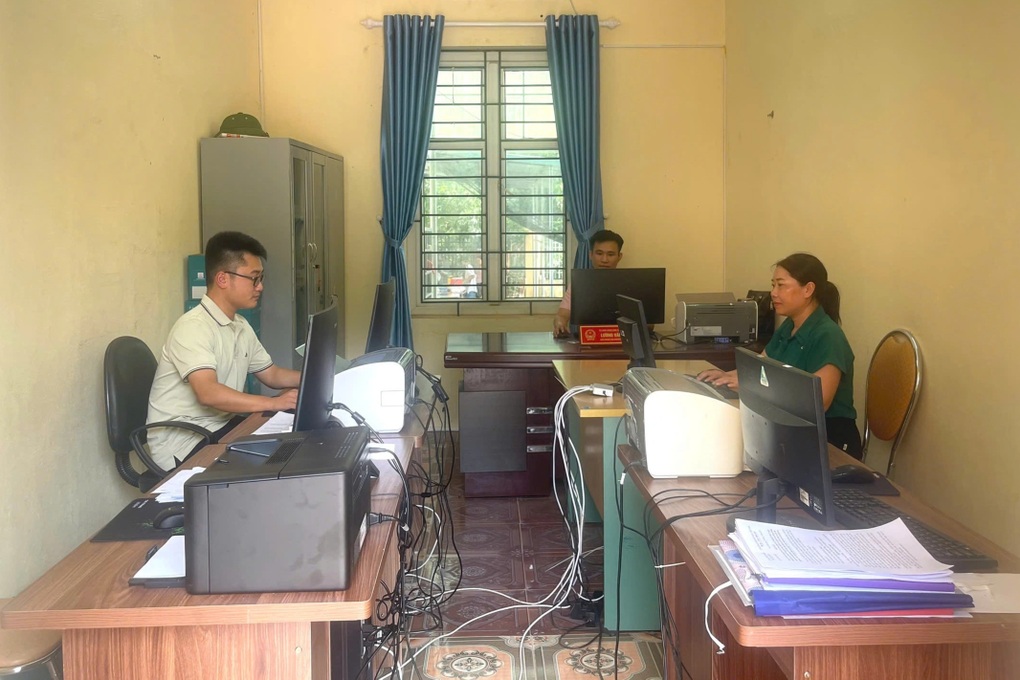 Xã miền núi thiếu nhân sự, cán bộ tăng ca đến khuya - 2 Xã miền núi thiếu nhân sự, cán bộ tăng ca đến khuya - 2