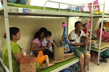 Bệnh nhân nghèo òa khóc nhìn nhà trọ cháy không thể vào lấy đồ